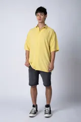 Camisa de manga corta con cuello cubano, confeccionada en fibrana premium. Presenta un corte oversize y cierre frontal con botones al tono.