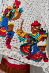 Sweater tejido a mano en algodón color crudo, con cuello redondo y bordados multicolores con motivos de candombe.