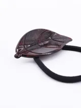 Colero marrón con aplique en forma de hoja.