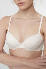 Soutien push-up de microfibra con detalles de puntilla en los laterales y bajo el busto. Cuenta con aros, breteles regulables y cierre posterior con broche.