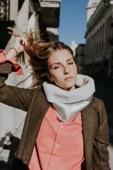 Cuello de corderito blanco en el interior y cuero sintético plateado brillante en el exterior.