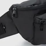 Riñonera negra de poliéster con tres compartimentos exteriores con cierre y un compartimento interior con cierre. Tiene correa ajustable con hebilla y es resistente al agua.