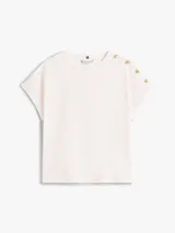 Remera de algodón con cuello redondo, mangas tipo kimono y detalle de botones dorados en el hombro.