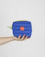 Neceser azul acolchado con cierre amarillo y tirador verde.