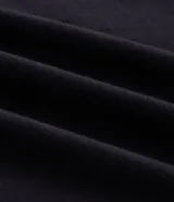 Remera de algodón color negro con cuello redondo y manga corta. Presenta un diseño gráfico estampado en la espalda con la palabra 'EARTH' en tipografía grande y blanca, acompañada de frases motivacionales y símbolos circulares.