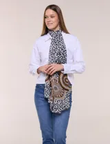 Pashmina de gasa estampada con diseño combinado de animal print y mandalas en tonos blanco, negro, marrón y ocre.