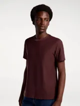 Camiseta de manga corta en tejido de punto con textura de espiga, cuello redondo y corte clásico.
