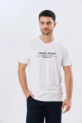 Remera azul de manga corta y cuello redondo, con texto bordado en el pecho.