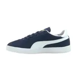Championes Puma Club de estilo urbano, confeccionados en gamuza negra con la icónica franja lateral en cuero blanco y suela de goma texturizada en tono crema.
