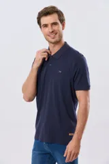 Remera polo de manga corta color azul marino con cierre frontal de botones, cuello clásico y sutil bordado en el pecho.