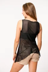 Musculosa negra de tul transparente con volados en el ruedo.