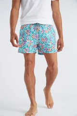 Short de baño blanco con estampado de flores pequeñas en negro, con cordón ajustable en la cintura.