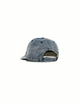 Gorra de béisbol de denim con efecto lavado, presenta el logo de la marca bordado en el frente y costuras reforzadas en la visera.
