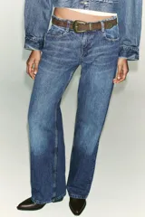 Pantalón jeans Z1975 de tiro alto y diseño mom fit, color azul claro con lavado desgastado, de corte tobillero y cinco bolsillos. Cierre frontal con cremallera y botón metálico.