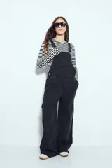 Remera de manga larga con diseño de rayas horizontales en color verde y blanco, de calce ajustado al cuerpo y cuello redondo.