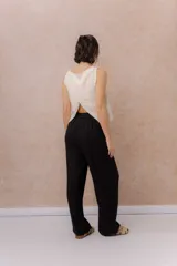 Pantalón amarillo de corte amplio y pierna recta, confeccionado en tela liviana con caída fluida. Cuenta con cintura elastizada, cordón regulable en contraste y bolsillos laterales.