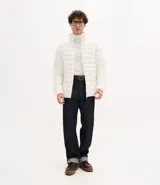 Campera puffer ultraligera para hombre de la marca Marfinno, con cuello alto, cierre frontal por cremallera y bolsillos laterales. Confeccionada en poliamida con relleno de poliéster.