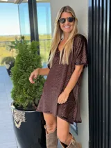 Vestido corto de terciopelo color marrón con textura de relieve tipo reptil, escote en V y corte holgado con mangas cortas.