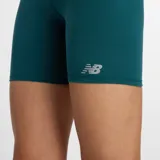 Short deportivo de tiro alto con ajuste ceñido al cuerpo. Cuenta con tecnología de secado rápido y logotipo reflectante en la pierna izquierda.