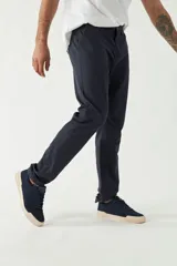 Pantalón chino de hombre color azul marino, confeccionado en gabardina. Presenta un calce regular, cierre con cremallera y botón, y bolsillos laterales y traseros.