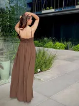 Vestido largo color marrón chocolate, con breteles finos, escote recto y falda amplia con frunce en la cintura.