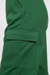 Pantalón tipo babucha estilo cargo color verde, con cintura y puños elásticos, bolsillos laterales funcionales y corte holgado.