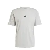 Remera de algodón gris jaspeado con cuello redondo y logo de Adidas bordado en el centro del pecho.
