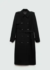 Trench coat negro de diseño recto y largo, con cuello de solapa, trabillas en los hombros y en las mangas, y cierre frontal con botones. Incluye bolsillos laterales y abertura posterior en el bajo.