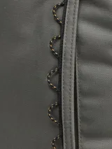 Mochila urbana Cat modelo Explorer, color gris, con compartimento principal, bolsillo frontal con cierre y bolsillos laterales de malla. Cuenta con panel trasero y correas acolchadas, y detalle de logo reflectante.
