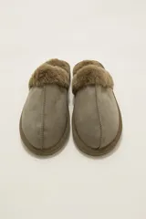 Pantuflas cerradas color marrón con ribetes de piel sintética en la abertura y suela plana.