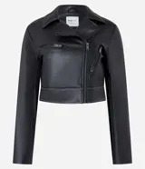 Campera biker cropped confeccionada en cuero sintético negro, con cierre cruzado con cremallera, cuello con solapa, pespuntes contrastantes y bolsillos con cremallera.