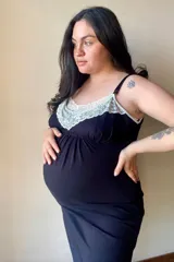 Camisón maternal de modal gris con detalle de puntilla blanca en el escote. Presenta breteles regulables con clip para lactancia y un diseño holgado pensado para la etapa de gestación.