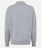 Suéter de punto color gris con cuello alto y medio cierre frontal. Presenta mangas largas con puños ajustados y una sutil aplicación de brillos en la parte frontal.