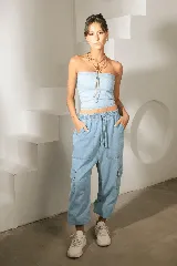 Pantalón cargo de denim celeste, con bolsillos laterales con tapa, cintura elástica con cordón ajustable y corte amplio.