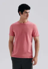 Remera de manga corta y cuello redondo en color azul oscuro, con diseño clásico y corte regular.