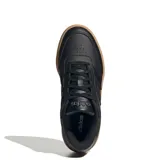 Championes urbanos Adidas Courtblock Bold con plataforma, color negro con suela de goma color tostado. Presentan un diseño de corte bajo con exterior de cuero sintético y las icónicas tres bandas laterales.