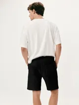 Bermuda deportiva gris con cintura elastizada y cordón de ajuste.