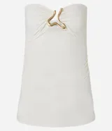 Blusa sin breteles color blanco, confeccionada en microfibra, con escote corazón con cutout, aviamento metalizado y fruncidos.