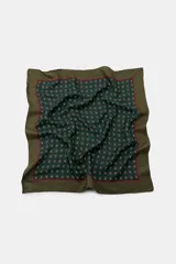 Pañuelo cuadrado de seda con estampado geométrico de pequeños cuadrados con puntos centrales sobre fondo verde oscuro, bordeado por una línea roja y un marco verde oliva.