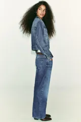 Pantalón jeans Z1975 de tiro alto y diseño mom fit, color azul claro con lavado desgastado, de corte tobillero y cinco bolsillos. Cierre frontal con cremallera y botón metálico.