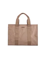 Bolso tipo tote bag color tostado, de diseño rectangular con doble asa superior de cinta resistente. Presenta aplique metálico con el nombre de la marca en el frente.