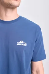 Remera azul marino de manga corta, con estampa en la espalda que incluye un delfín, texto y gráficos marinos en blanco.