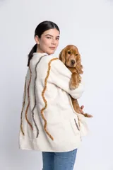 Cardigan tejido de lana color crudo con bordados ondulados en la espalda y bolsillos frontales.