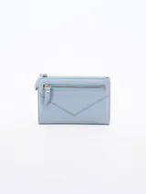 Billetera de cuero sintético color celeste, con diseño tipo sobre, cierre principal superior y bolsillo frontal con cierre.