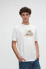 Remera blanca de manga corta con estampa frontal de una ilustración arquitectónica abstracta y calce clásico.