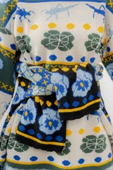 Sweater tejido de jacquard con diseño de langostas, corte oversized y tajos laterales. Confeccionado en 50% algodón y 50% poliéster.