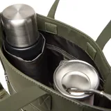 Cartera tipo tote color verde militar, con diseño funcional para transportar termo y mate. Cuenta con doble asa fija, correa regulable extraíble con logo grabado, bolsillo frontal con cierre y logo circular de la marca en la parte inferior.