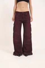 Pantalón jean cargo color borgoña, de pierna ancha y tiro medio, con múltiples bolsillos con solapa y broches.