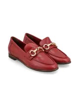 Mocasines de cuero rojo con herraje metálico dorado en el empeine, suela plana y costuras visibles.