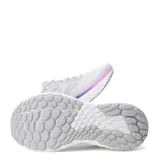 Championes de running New Balance modelo Evoz con tecnología Fresh Foam en la entresuela. Presentan un diseño en color gris claro con detalles en degradado violeta y fucsia en la base, y logo lateral característico.